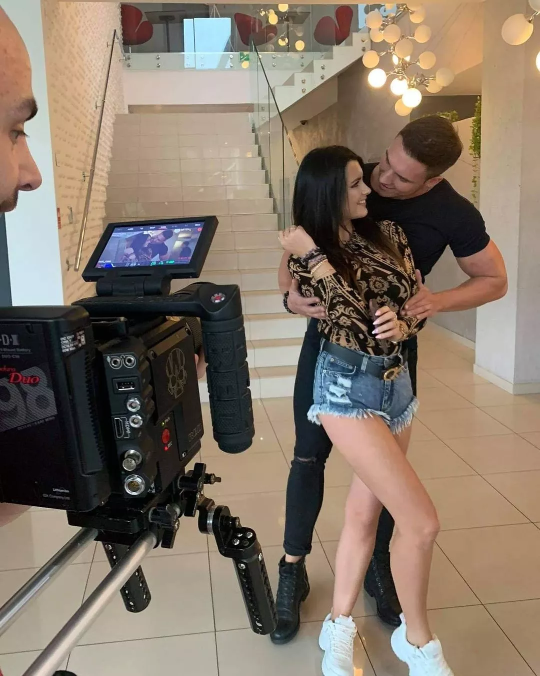 Skąpo ubrana prześliczna gwiazda disco polo w łóżkowej scenerii! Te zdjęcia robią wrażenie!